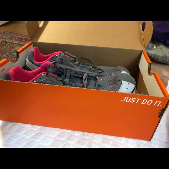 NEW 💗 Nike Track Sneakers - Picture 5 of 5